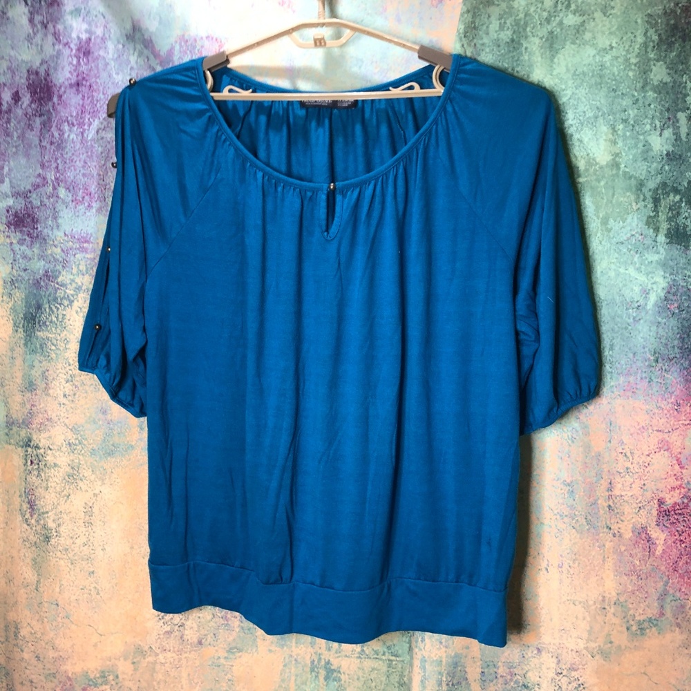 📌Faded Glory  Top with cut outs on the Sleeves